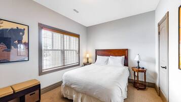 4 bedrooms, desk, iron/ironing board, WiFi