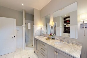 Towels - Family Retreat with Summer Pool & Golf (The Blue Mountains)