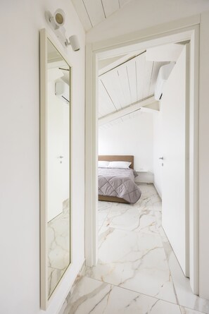 Free WiFi, bed sheets - Cozy Slooping Rooftop (Arenaccia)