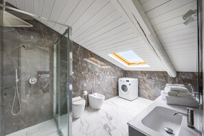 Regadera, secadora de cabello, bidet, toallas 