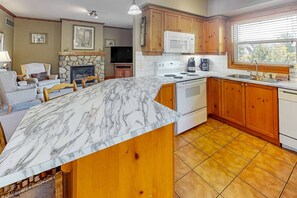 Fridge, microwave, oven, dishwasher - 3BDR Condo on Golf Course, Near Village (The Blue Mountains)