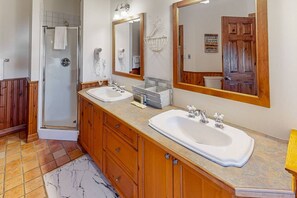 Hair dryer, towels - 3BDR Condo on Golf Course, Near Village (The Blue Mountains)