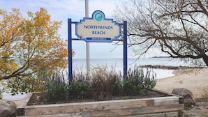 Schild für Northwinds Beach mit Blick auf den Strand und den Ozean.