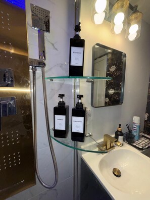Een douche, een haardroger, handdoeken, zeep