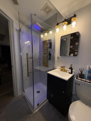 Een douche, een haardroger, handdoeken, zeep