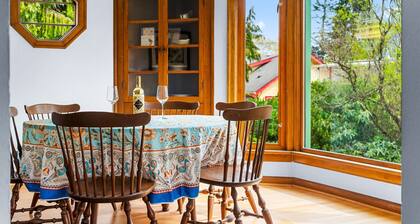 The Goldfinch West Olympia 3BR, single level, close to town, yard, dog friendly