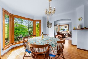 Dining - The Goldfinch West Olympia 3BR, single level, close to town, yard, dog friendly (Olympia)