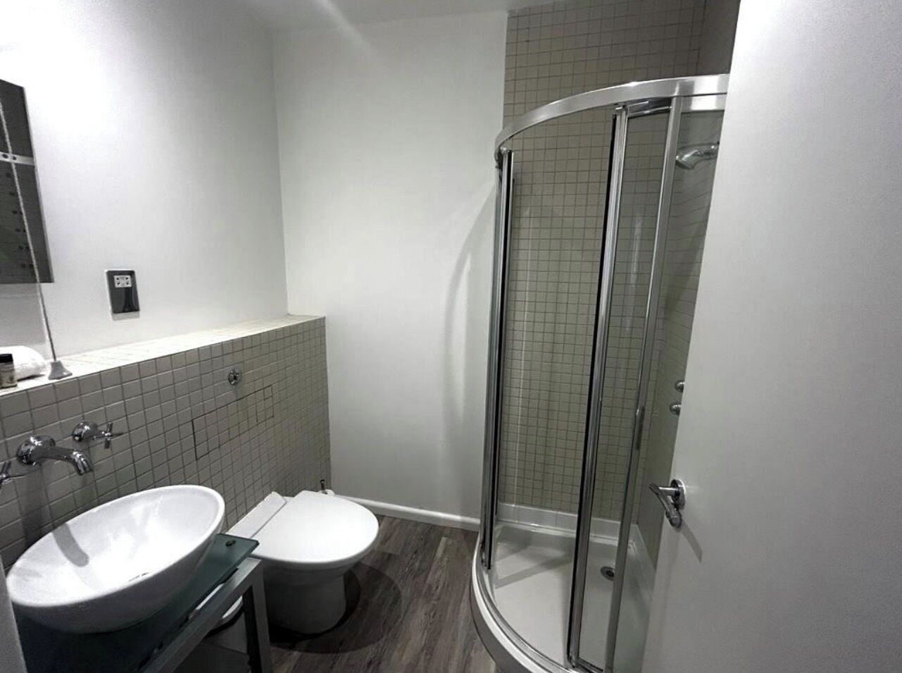 Douche, sèche-cheveux, serviettes fournies, savon