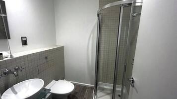 Douche, sĂšche-cheveux, serviettes fournies, savon