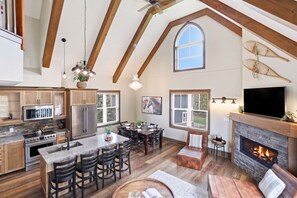 Fridge, microwave, oven, stovetop - 4BDR Spacious Blue Mtn Home with Summer Pool (The Blue Mountains)