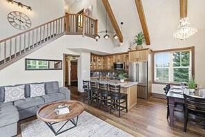Interior - 4BDR Spacious Blue Mtn Home with Summer Pool (The Blue Mountains)