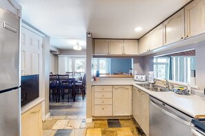 Fridge, microwave, oven, stovetop - Charming Wintergreen Home | Minutes to BM Village (The Blue Mountains)
