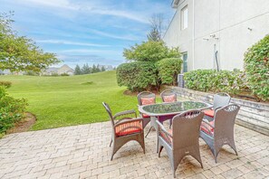 Outdoor dining - Home w/ Sauna, Across from Blue Mtn Village (The Blue Mountains)