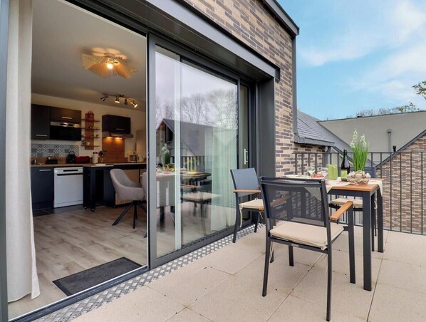 Outdoor dining - Vrbo Property (DINARD)