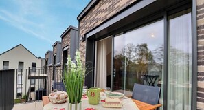 Outdoor dining - Vrbo Property (DINARD)