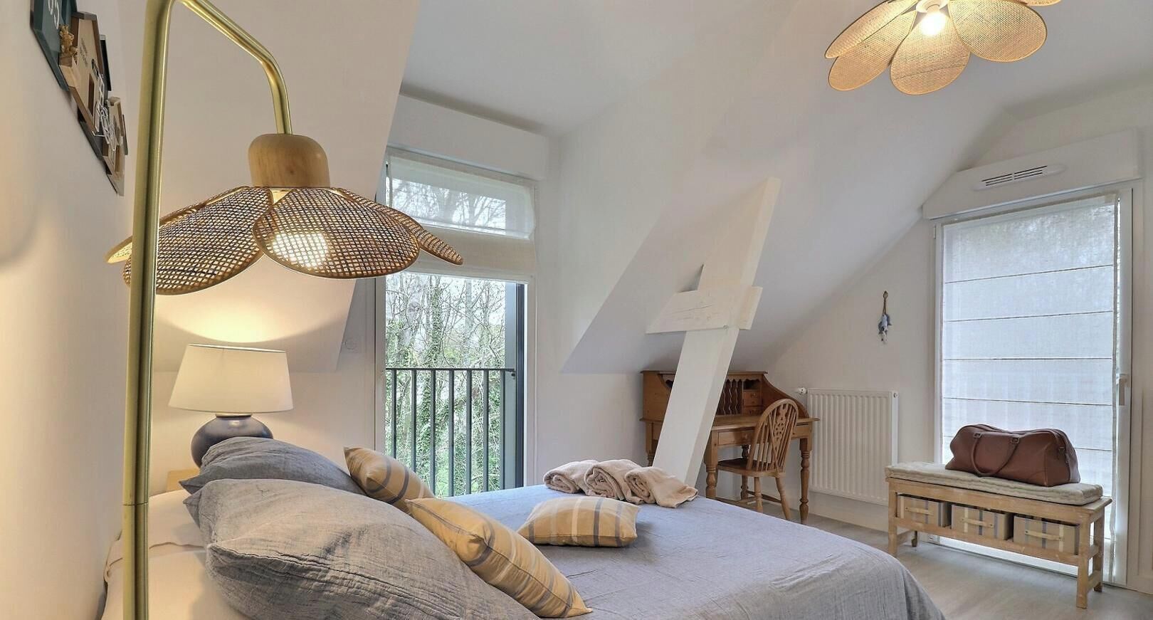 2 bedrooms, desk, bed sheets