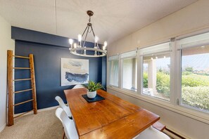 Dining - Bright Wintergreen Condo w/ Private Sauna & Golf (The Blue Mountains)
