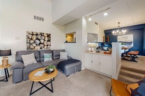TV, fireplace - Bright Wintergreen Condo w/ Private Sauna & Golf (The Blue Mountains)