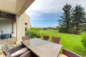 Outdoor dining - Bright Wintergreen Condo w/ Private Sauna & Golf (The Blue Mountains)