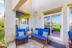 Terrace/patio - Relaxing Wintergreen Home | Golf/Mins to Blue (The Blue Mountains)