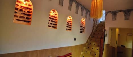 Uma escadaria com design tradicional, que leva a um andar superior.
