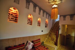 Una escalera de diseño tradicional que conduce a un nivel superior.