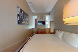 3 bedrooms, WiFi, bed sheets - Ground Floor Home, Steps to Blue Mtn Village (The Blue Mountains)
