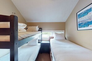 3 bedrooms, WiFi, bed sheets - Ground Floor Home, Steps to Blue Mtn Village (The Blue Mountains)