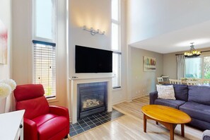 TV, fireplace - Cozy Sierra Lane Retreat, Steps to BM Village! (The Blue Mountains)