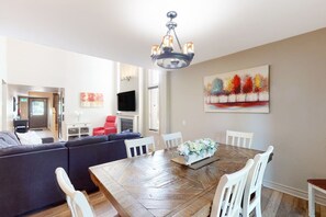 Dining - Cozy Sierra Lane Retreat, Steps to BM Village! (The Blue Mountains)