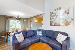 TV, fireplace - Cozy Sierra Lane Retreat, Steps to BM Village! (The Blue Mountains)