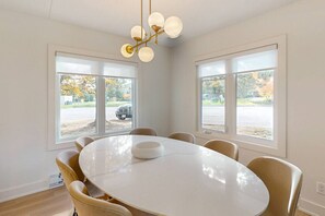 Dining - Luxury 3BDR Mountain Side Getaway, Steps to Blue! (The Blue Mountains)