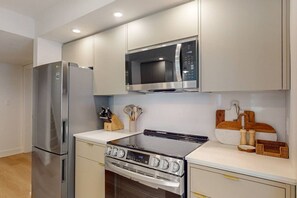 Fridge, microwave, oven, stovetop - Luxury 3BDR Mountain Side Getaway, Steps to Blue! (The Blue Mountains)