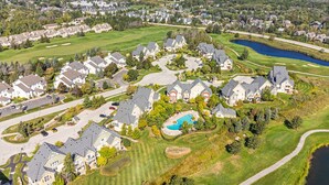 Zona residencial con casas, piscina y campo de golf.