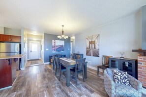 Interior - Rivergrass Retreat: Steps to Blue + Monterra Views (The Blue Mountains)