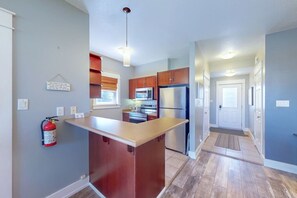 Fridge, microwave, oven, stovetop - Rivergrass Retreat: Steps to Blue + Monterra Views (The Blue Mountains)