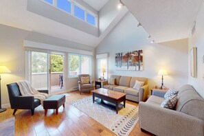 TV, fireplace - Spacious Condo w/ 2 Private Decks Near Blue! (The Blue Mountains)