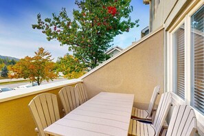 Outdoor dining - Spacious Condo w/ 2 Private Decks Near Blue! (The Blue Mountains)