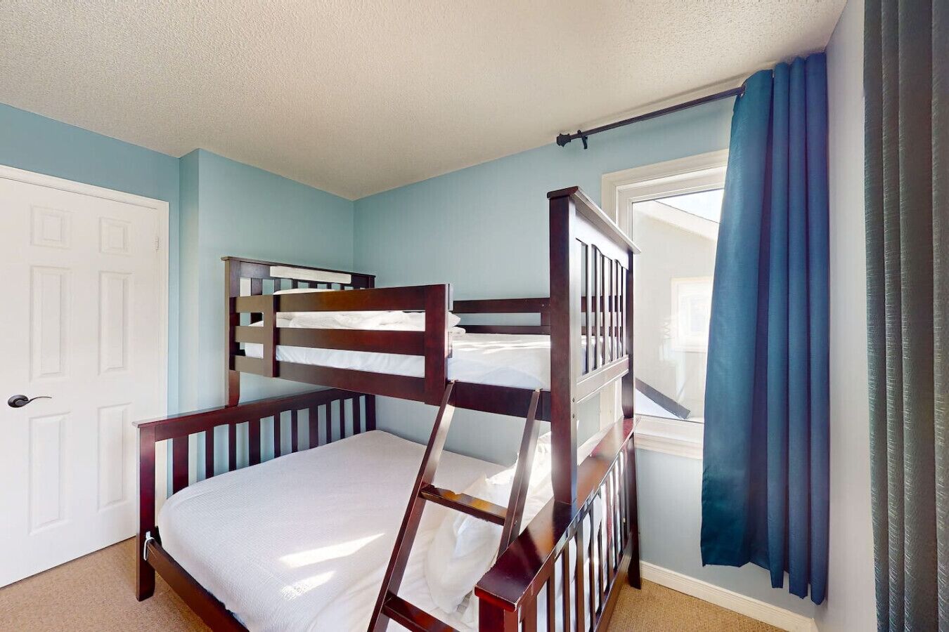 3 bedrooms, desk, WiFi, bed sheets