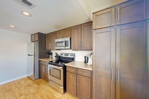 Fridge, microwave, oven, stovetop - 3BDR Condo w/Private Sauna on Golf Course (The Blue Mountains)
