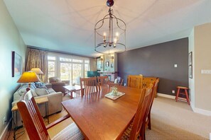 TV, fireplace - The Village Veranda: Pool Side w/ Hot Tub & Golf (The Blue Mountains)