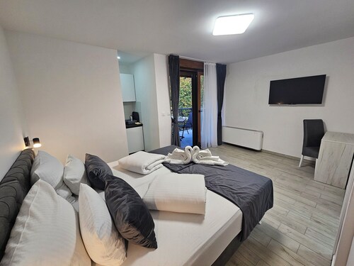 1BDR apartment, shared pool, kitchen, balcony, C24