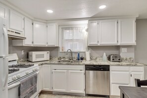 Private kitchen - Cozy 2-bedroom main level of home, sleeps up to 6! (Provo)