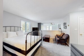 3 bedrooms, WiFi, bed sheets - Spacious Family Home | Steps to BM Village & Golf (The Blue Mountains)
