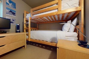 3 bedrooms, desk, WiFi, bed sheets - Renovated 3BDR Family Condo | Slope-Side at Blue! (The Blue Mountains)