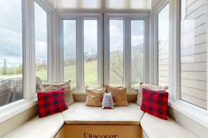 A bay window with multiple panes, a cushioned bench, and a box labeled 'Disconor.' - Renovated 3BDR Family Condo | Slope-Side at Blue! (The Blue Mountains)