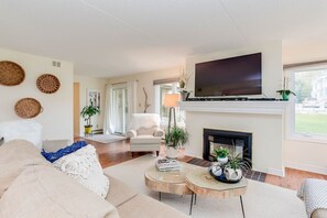 TV, fireplace - Cozy & Chic Mountain Getaway | Steps to BM Village (The Blue Mountains)