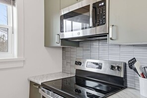 Geladeira, micro-ondas, fogão, cooktop