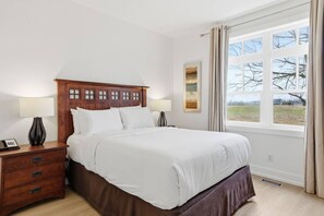 2 bedrooms, iron/ironing board, WiFi, bed sheets - 18th Hole Hideaway: Steps to Village & Summer Pool (The Blue Mountains)