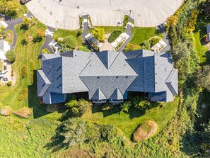 Exterior - Golf-Side Retreat: Pond Views w/ Summer Pool (The Blue Mountains)